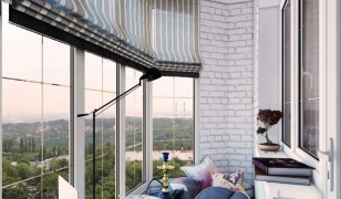 Дизайн балкона с французским остеклением внутри